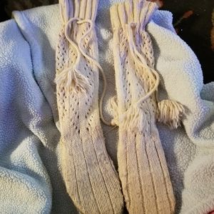 CUTE POM POM PINK MUKLUKS  size Med